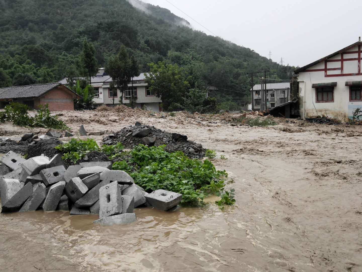 泥石流、山体滑坡等地质灾害时有发生